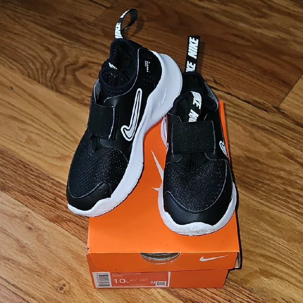 Nike Black and White Sneakers with Chunky Midsole - Picture 1 of 6